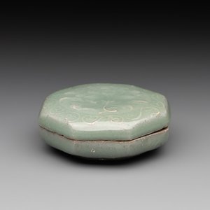 A Chinese Longquan celadon box and cover with anhua peony design, Song — photo 1
