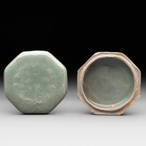A Chinese Longquan celadon box and cover with anhua peony design, Song — photo 2