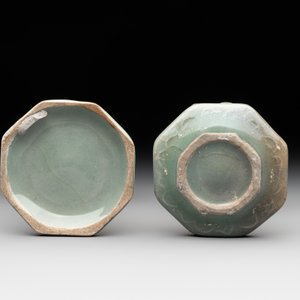 A Chinese Longquan celadon box and cover with anhua peony design, Song — photo 3