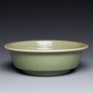 A Chinese Longquan celadon brush washer with anhua fish design, Yuan/Ming — 照片 2