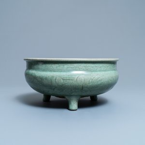 A Chinese Longquan celadon censer with wooden cover and soapstone Buddha finial, Ming — photo 4