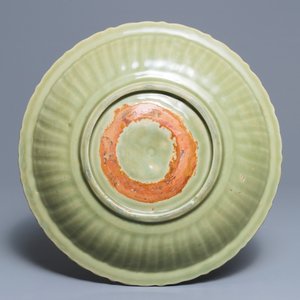 A Chinese Longquan celadon charger with incised floral design, Ming — 照片 2