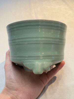 A Chinese Longquan celadon cylindrical tripod censer with trigrams design, Yuan/Ming — foto 1