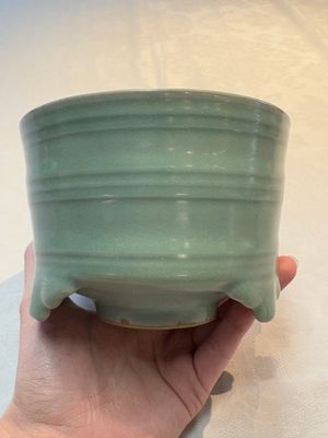 A Chinese Longquan celadon cylindrical tripod censer with trigrams design, Yuan/Ming — foto 2