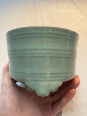 A Chinese Longquan celadon cylindrical tripod censer with trigrams design, Yuan/Ming — foto 3