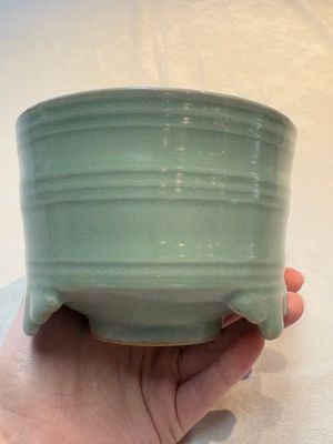A Chinese Longquan celadon cylindrical tripod censer with trigrams design, Yuan/Ming — foto 4