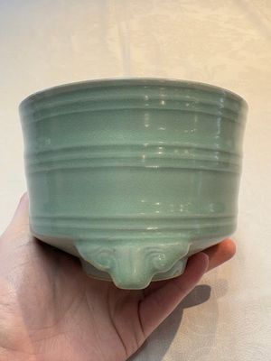 A Chinese Longquan celadon cylindrical tripod censer with trigrams design, Yuan/Ming — foto 5