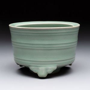 A Chinese Longquan celadon cylindrical tripod censer with trigrams design, Yuan/Ming — foto 1