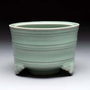 A Chinese Longquan celadon cylindrical tripod censer with trigrams design, Yuan/Ming — foto 2