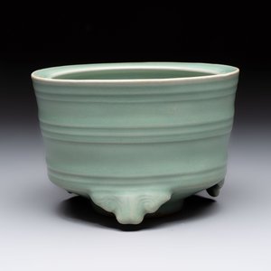 A Chinese Longquan celadon cylindrical tripod censer with trigrams design, Yuan/Ming — foto 3