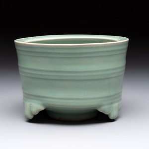 A Chinese Longquan celadon cylindrical tripod censer with trigrams design, Yuan/Ming — foto 4