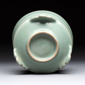 A Chinese Longquan celadon cylindrical tripod censer with trigrams design, Yuan/Ming — foto 6
