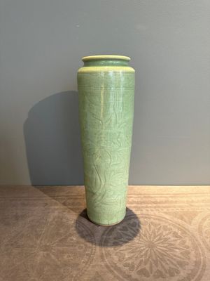 A Chinese Longquan celadon cylindrical vase with incised floral design, Ming — photo 1
