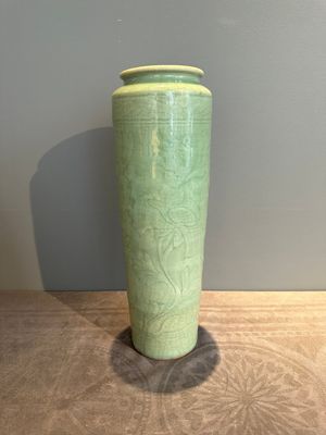 A Chinese Longquan celadon cylindrical vase with incised floral design, Ming — photo 3