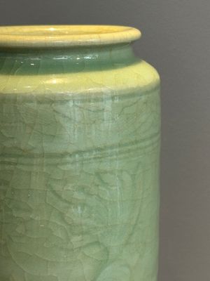 A Chinese Longquan celadon cylindrical vase with incised floral design, Ming — photo 6