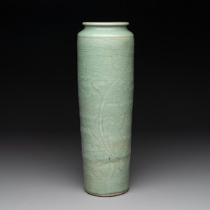 A Chinese Longquan celadon cylindrical vase with incised floral design, Ming — photo 1