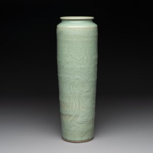 A Chinese Longquan celadon cylindrical vase with incised floral design, Ming — photo 2