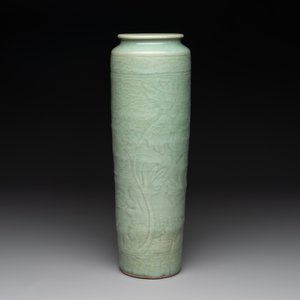 A Chinese Longquan celadon cylindrical vase with incised floral design, Ming — photo 3