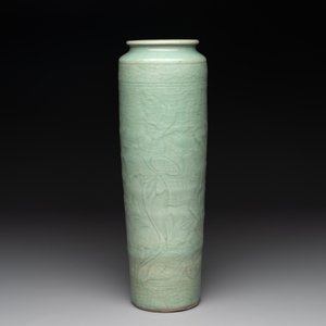 A Chinese Longquan celadon cylindrical vase with incised floral design, Ming — photo 4