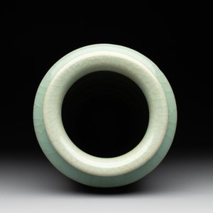 A Chinese Longquan celadon cylindrical vase with incised floral design, Ming — photo 5