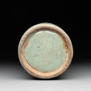 A Chinese Longquan celadon cylindrical vase with incised floral design, Ming — photo 6