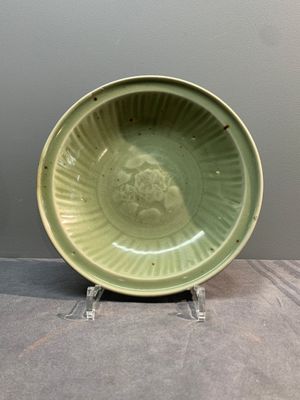 A Chinese Longquan celadon dish and a plate with floral design, Ming — photo 1