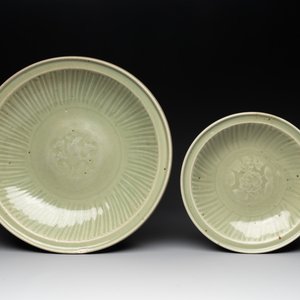 A Chinese Longquan celadon dish and a plate with floral design, Ming — photo 1