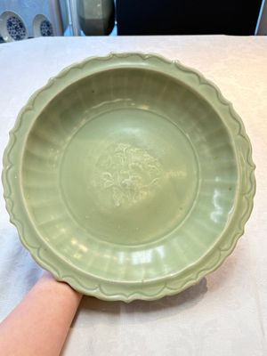 A Chinese Longquan celadon dish with floral anhua design and a 'twin fish' plate, Ming — foto 1