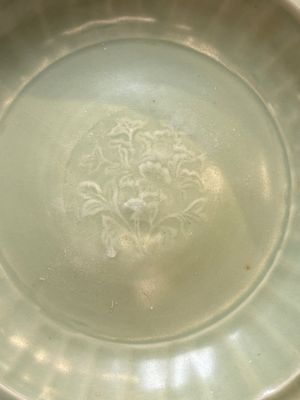 A Chinese Longquan celadon dish with floral anhua design and a 'twin fish' plate, Ming — foto 2