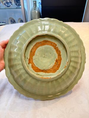 A Chinese Longquan celadon dish with floral anhua design and a 'twin fish' plate, Ming — foto 3