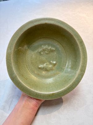 A Chinese Longquan celadon dish with floral anhua design and a 'twin fish' plate, Ming — foto 4