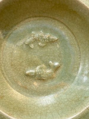 A Chinese Longquan celadon dish with floral anhua design and a 'twin fish' plate, Ming — foto 5
