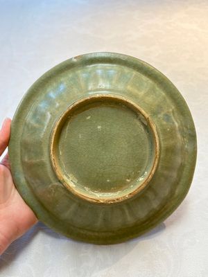 A Chinese Longquan celadon dish with floral anhua design and a 'twin fish' plate, Ming — foto 8