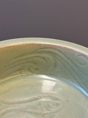 A Chinese Longquan celadon dish with floral anhua design, Ming — 照片 11