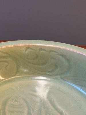 A Chinese Longquan celadon dish with floral anhua design, Ming — 照片 12