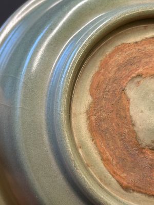 A Chinese Longquan celadon dish with floral anhua design, Ming — 照片 14