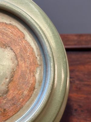 A Chinese Longquan celadon dish with floral anhua design, Ming — 照片 15