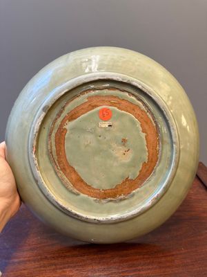 A Chinese Longquan celadon dish with floral anhua design, Ming — 照片 5