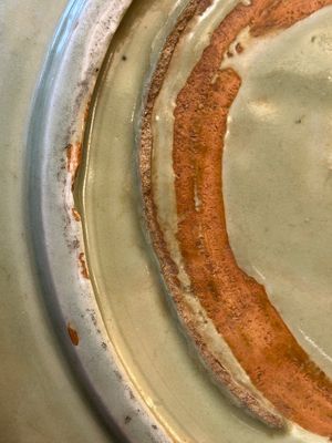 A Chinese Longquan celadon dish with floral anhua design, Ming — 照片 8