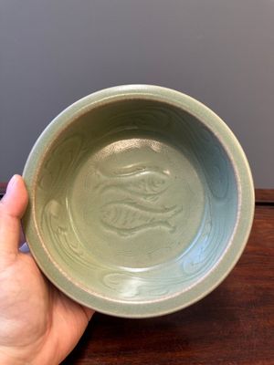 A Chinese Longquan celadon dish with floral anhua design, Ming — 照片 9
