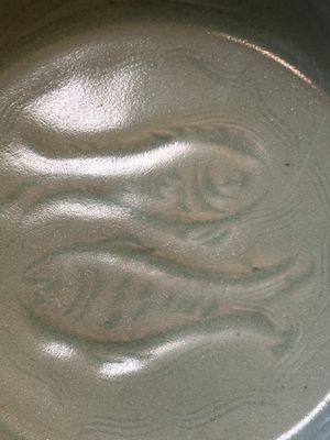 A Chinese Longquan celadon dish with floral anhua design, Ming — 照片 10