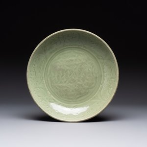 A Chinese Longquan celadon dish with floral design, Ming — photo 1