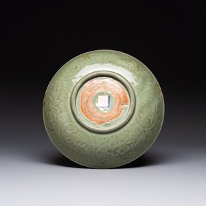 A Chinese Longquan celadon dish with floral design, Ming — photo 2