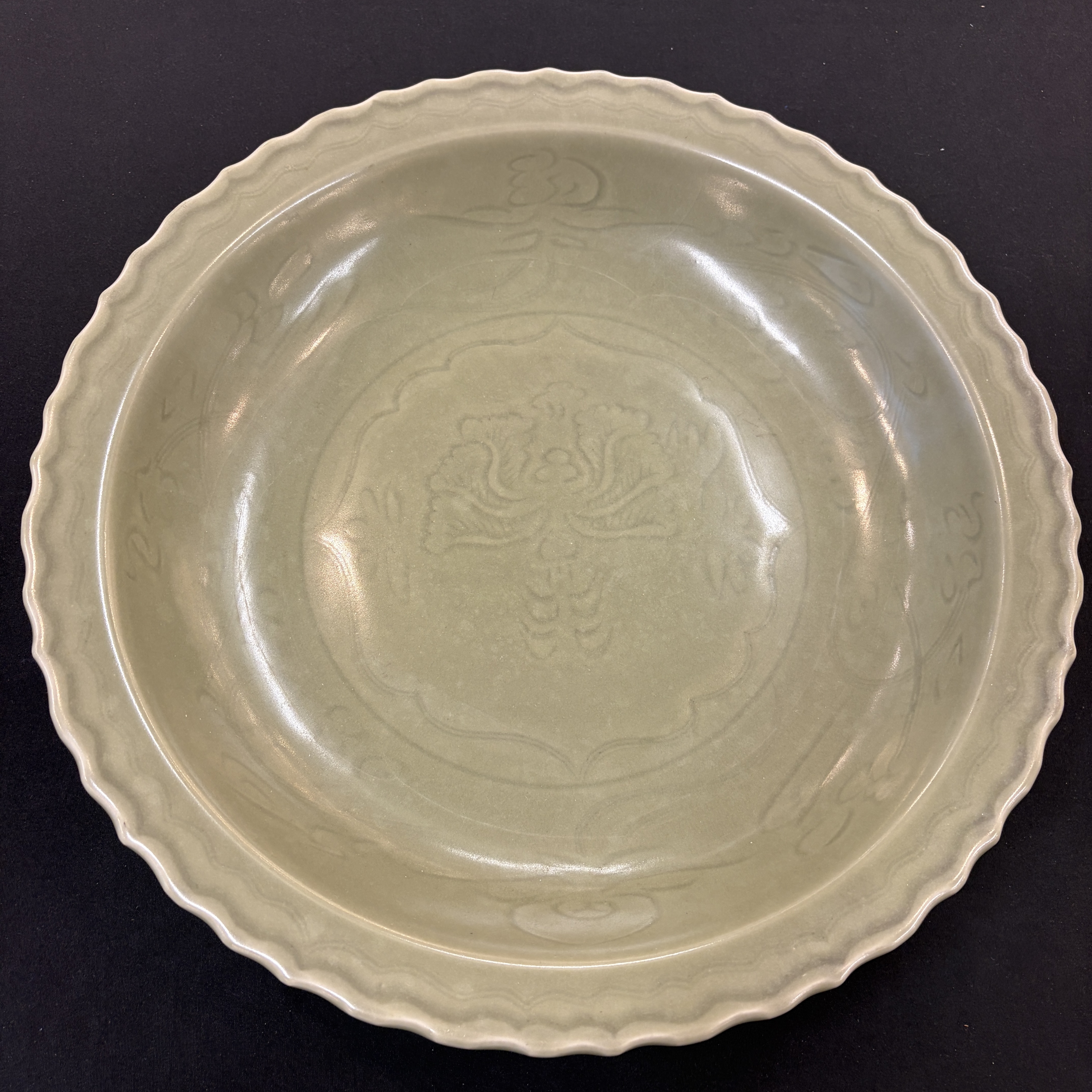 A Chinese Longquan celadon dish with incised floral design — 照片 14