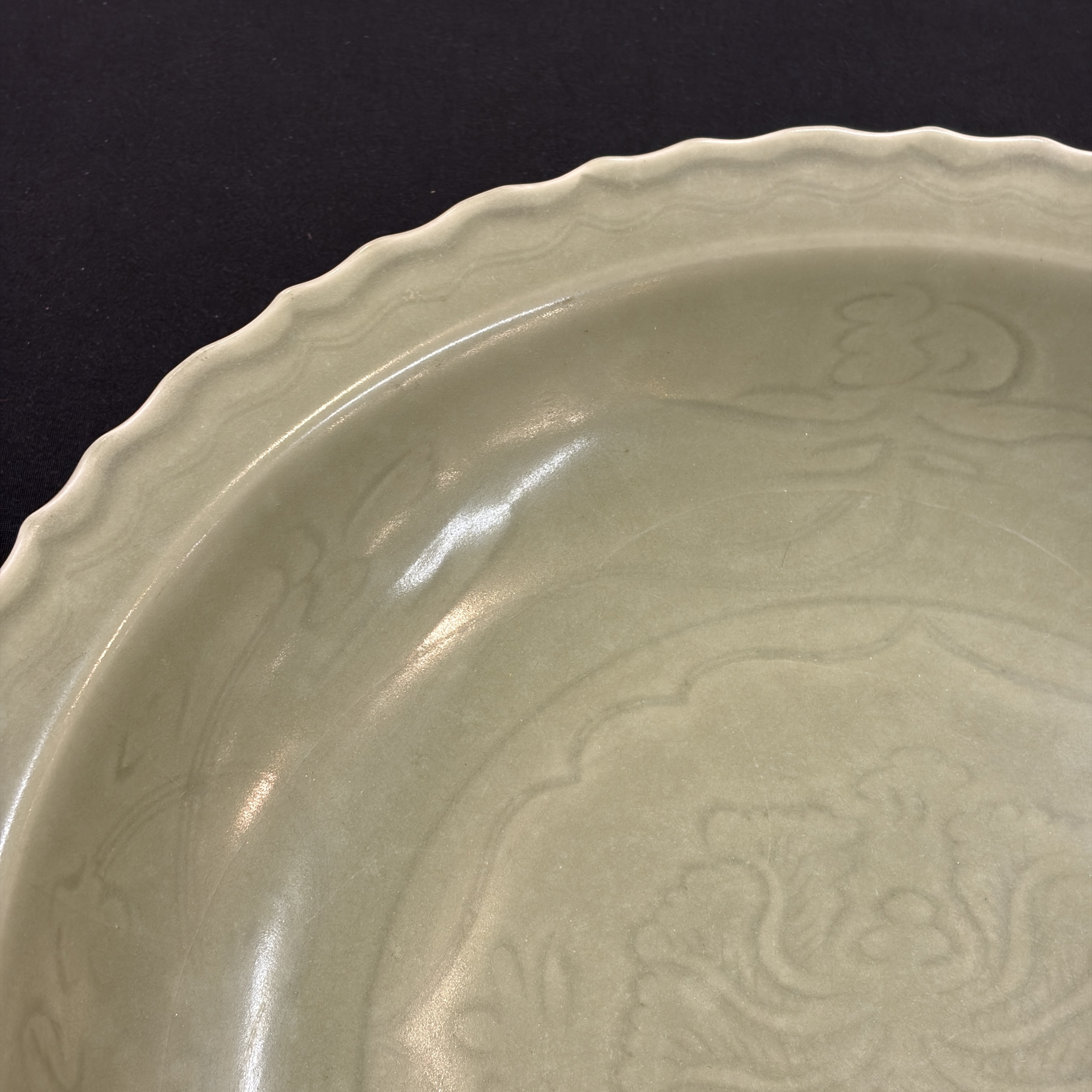 A Chinese Longquan celadon dish with incised floral design — 照片 15