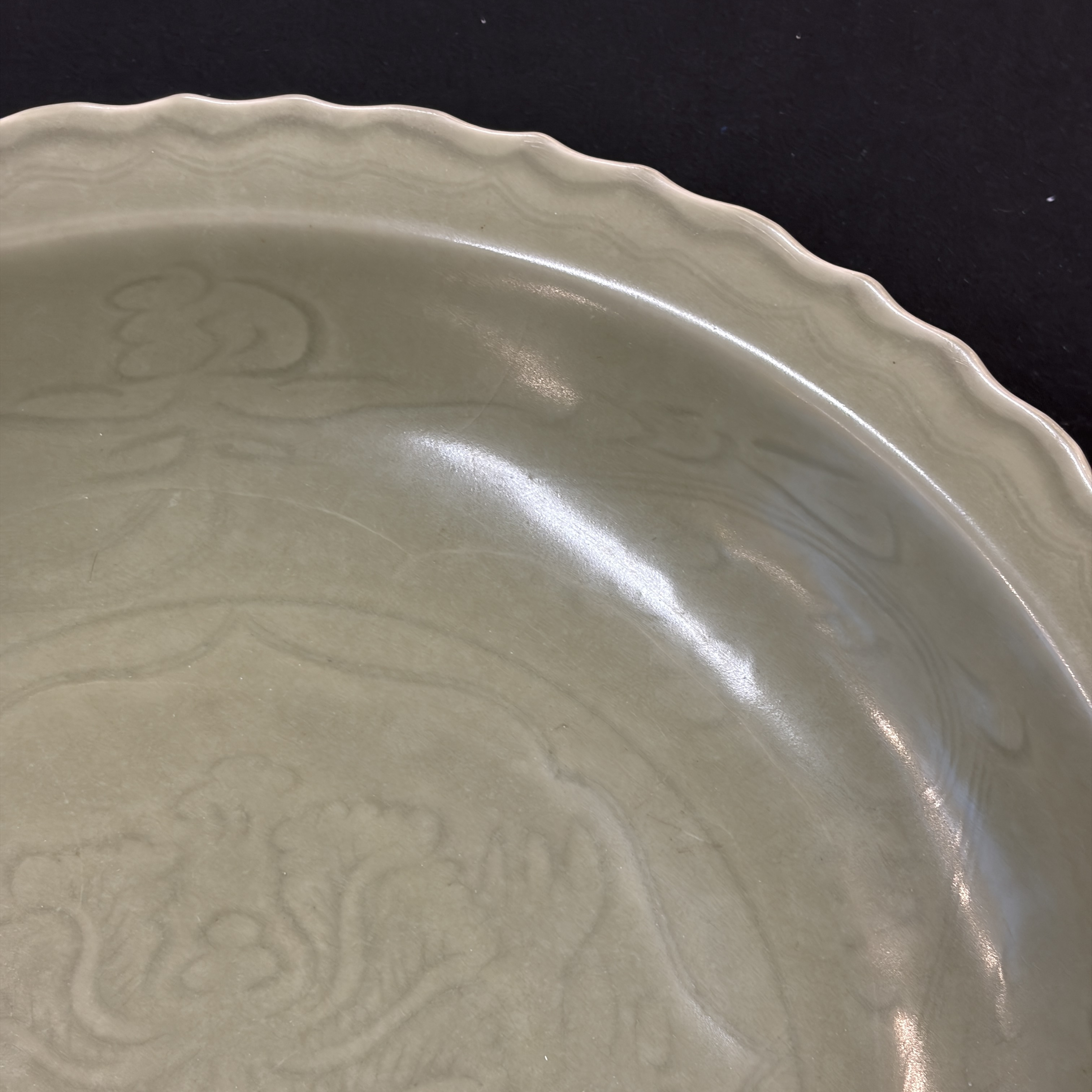 A Chinese Longquan celadon dish with incised floral design — 照片 16