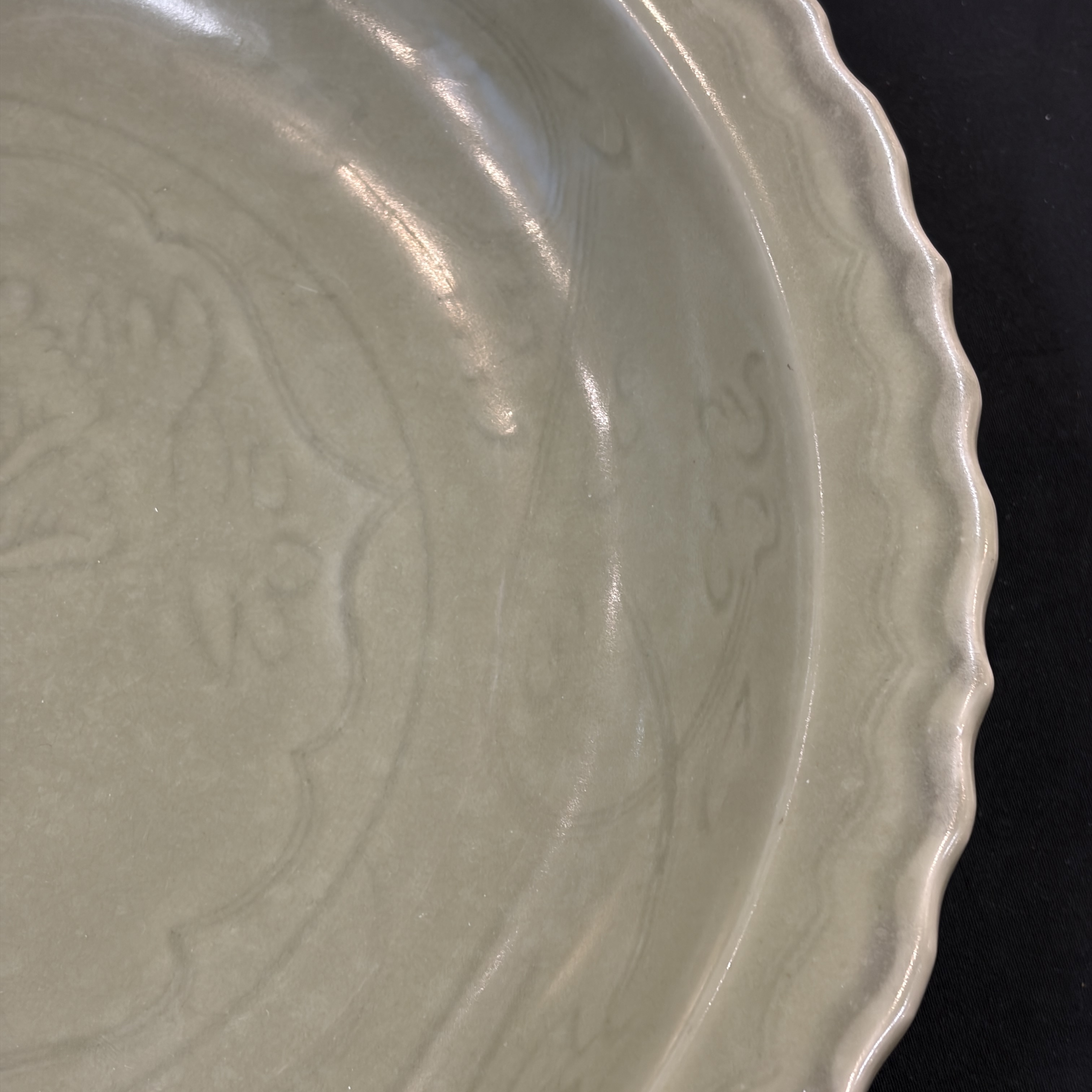 A Chinese Longquan celadon dish with incised floral design — 照片 17