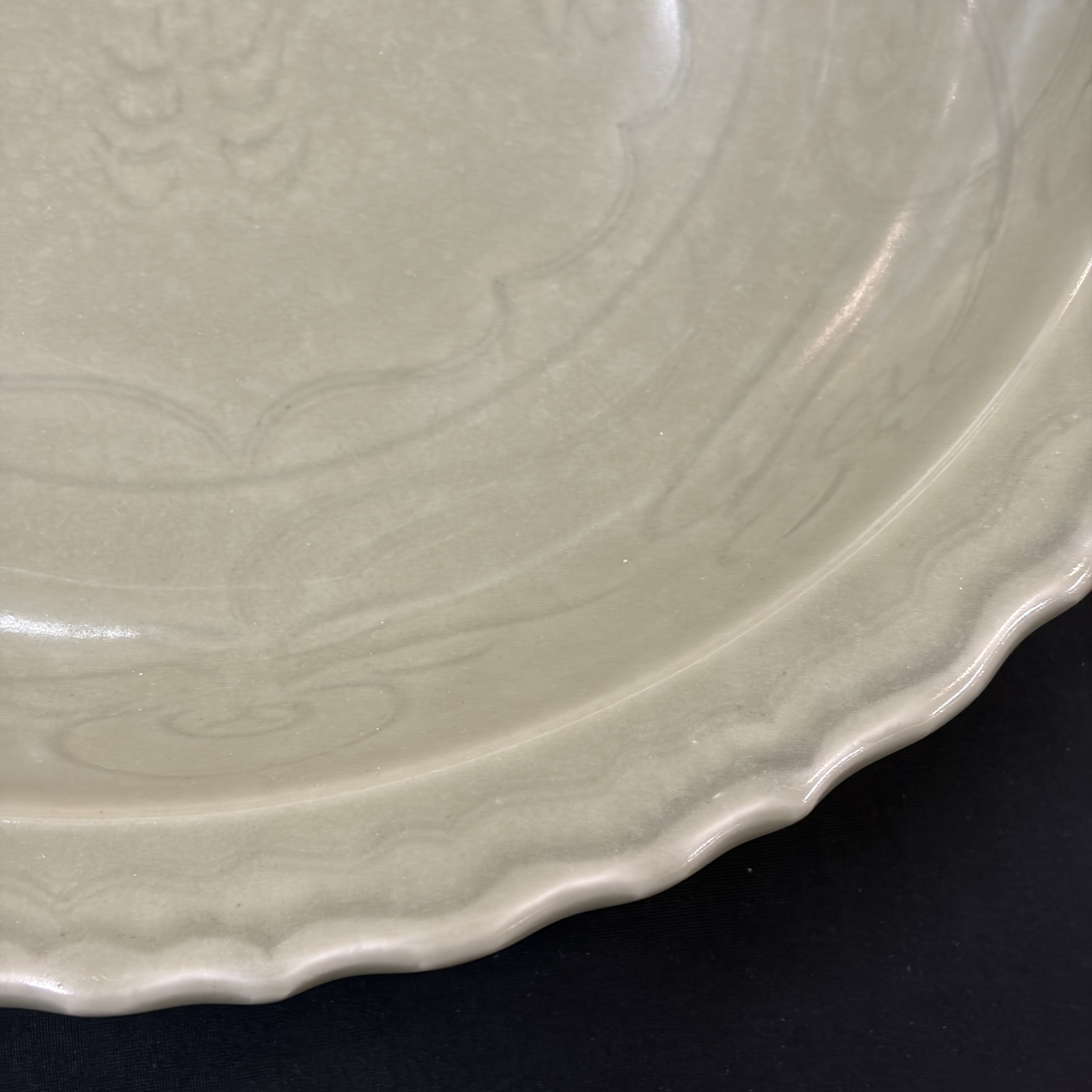 A Chinese Longquan celadon dish with incised floral design — 照片 18
