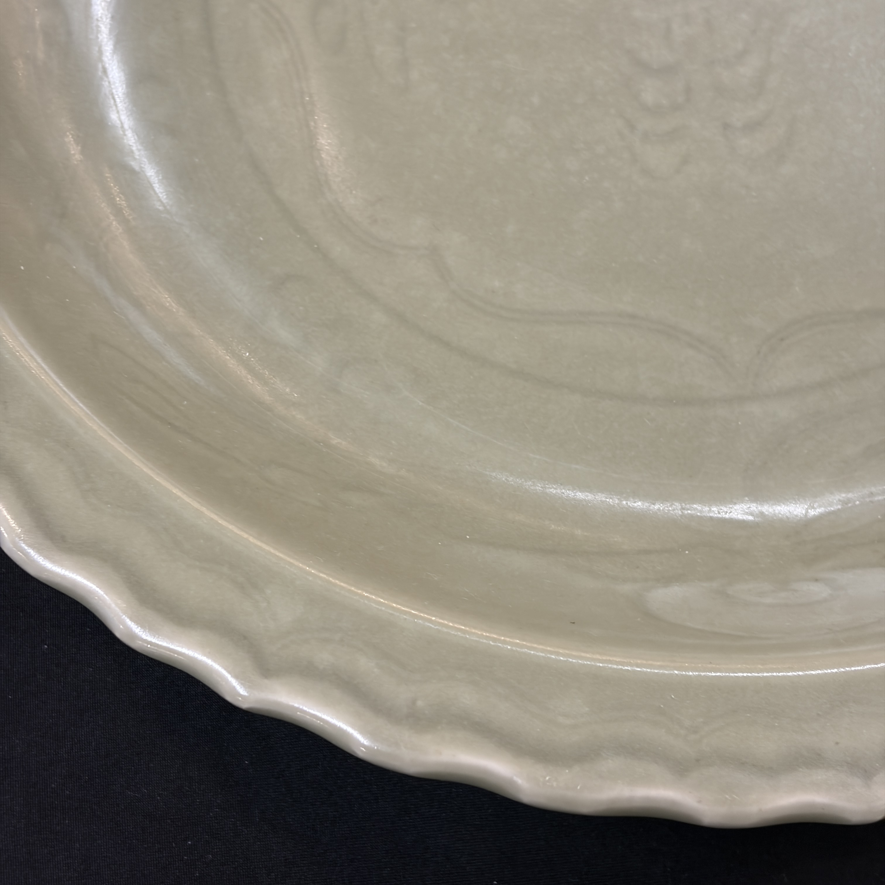 A Chinese Longquan celadon dish with incised floral design — 照片 19