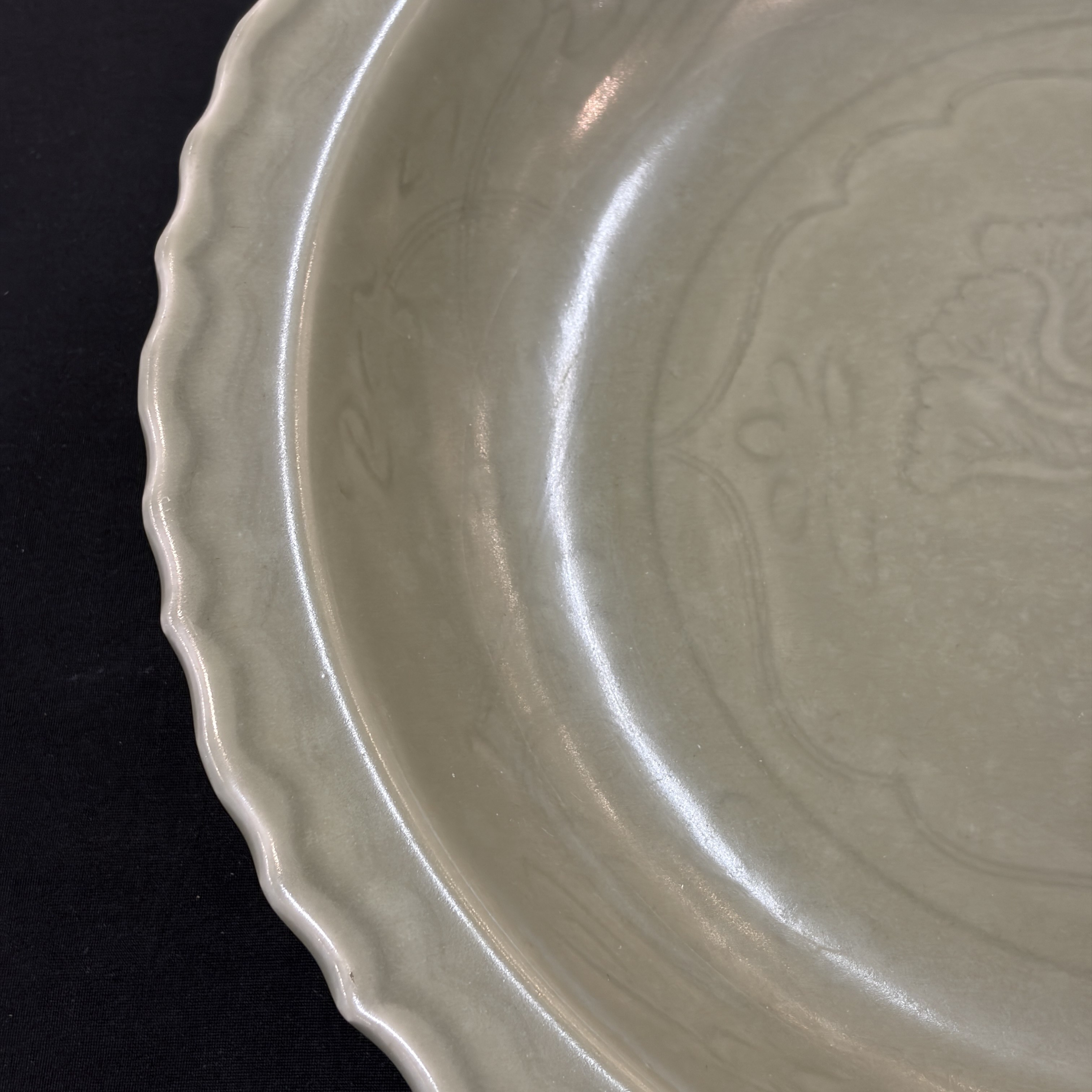 A Chinese Longquan celadon dish with incised floral design — 照片 20